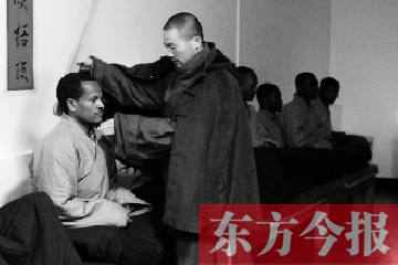少林功夫講究禪武合一，坐禪當然少不了,別看就是坐坐，姿勢都要師傅教