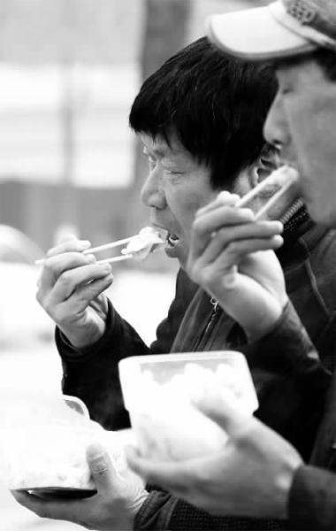 昨天，幾十名網(wǎng)友響應(yīng)王孝力的號(hào)召，送餃子給鄭州市南陽(yáng)路立交橋下的務(wù)工人員