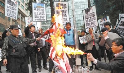  25日，首爾，韓國(guó)民眾舉行集會(huì)，抗議日本首相安倍晉三否認(rèn)侵略歷史、袒護(hù)內(nèi)閣大臣參拜靖國(guó)神社。