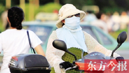 　昨日，鄭州街頭，一些女士全副“捂”裝，只為防暑防曬