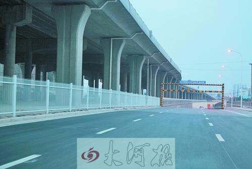 下穿隧道限高3米，不影響公交車通行。