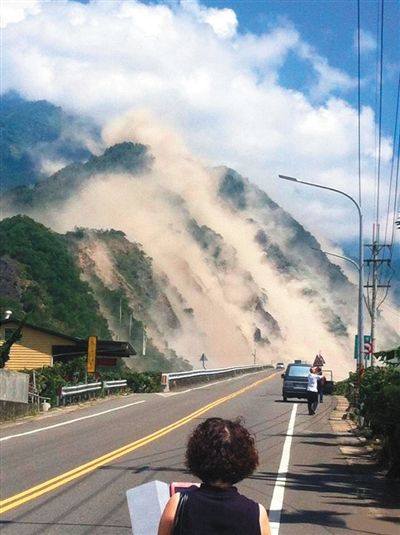 地震造成大面積山崩。網絡截圖