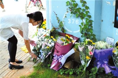 6月8日下午，記者來到廈門公交車爆炸事發(fā)現(xiàn)場(chǎng)橋下，附近已聚集了十幾個(gè)自發(fā)前來悼念的市民。橋墩下排放了一圈或黃或白的菊花，還有玖瑰、百合等。
