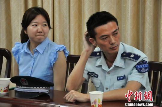 圖為參與“體驗式執法”的兩名城管隊員。　張芹　攝