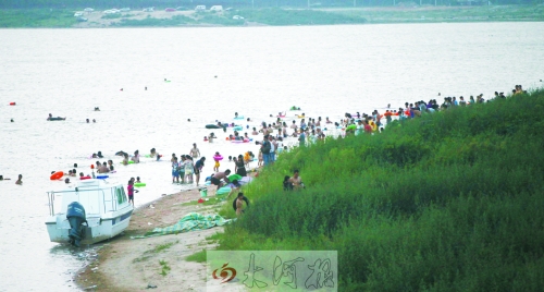 龍湖成為“第一浴場”，對市民是堵還是疏值得探討。