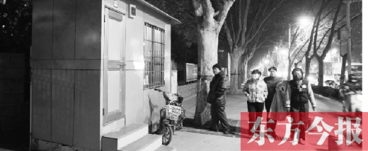 1月13日晚9點30分，鄭州市綠城廣場內的公廁依然開放