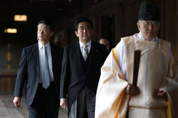 當(dāng)?shù)貢r(shí)間2013年12月26日，日本東京，日本首相安倍晉三抵達(dá)靖國神社。
