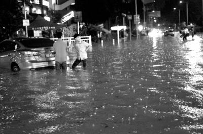 3月30日晚，深圳市區不少地段因暴雨積水，導致一些車輛在水中熄火。