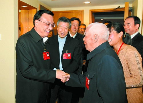 11月5日下午，中共中央政治局常委、國(guó)務(wù)院副總理李克強(qiáng)親切看望了參加中國(guó)共產(chǎn)黨第十八次全國(guó)代表大會(huì)的