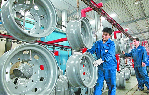 4月25日，許昌恒豐實業有限公司的員工正在生產重卡車輪。喬利峰 攝