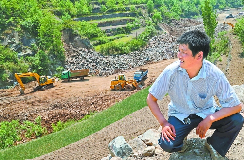 　　5月5日，魯山縣趙村鄉關岈村青年時軍偉看著正在建設的兩座小型水庫開心地笑了。他1994年開始外出
