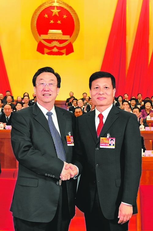 4月2日上午，新當(dāng)選的省人大常委會(huì)主任郭庚茂與新當(dāng)選的省人民政府省長(zhǎng)謝伏瞻親切握手。郭宇 董亮 攝