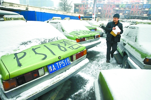 　12月21日，工作人員正在登記套牌出租車、假出租車