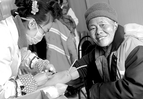 1月14日，汝南縣為全縣460多名環(huán)衛(wèi)工人免費進行心電圖、胸透等13項健康檢查，并建立了個人健康檔案