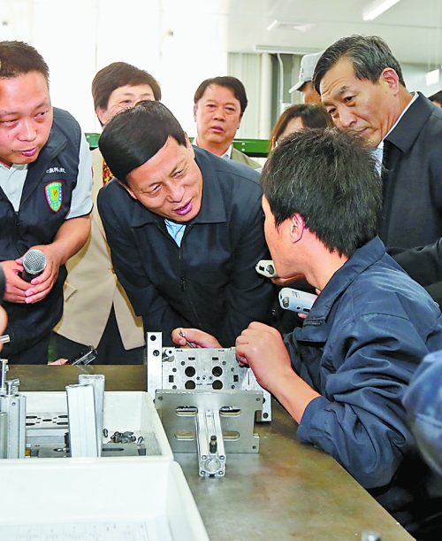 4月24日，省委副書記、省長謝伏瞻在濟源虎嶺產(chǎn)業(yè)集聚區(qū)考察。