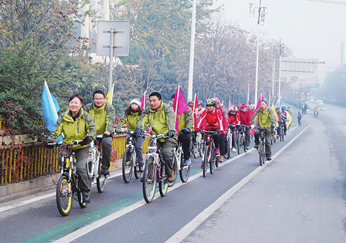 漯河市120多名騎友騎行 體驗城市慢行系統