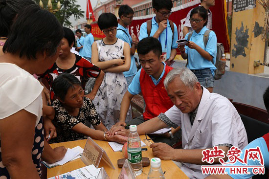 新鄉醫學院師生到唐莊義診 學習吳金印為群眾辦好事