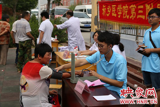 新鄉醫學院師生到唐莊義診 學習吳金印為群眾辦好事