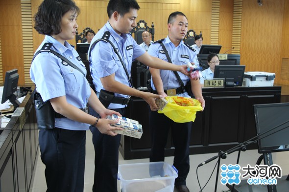 法警出示證據