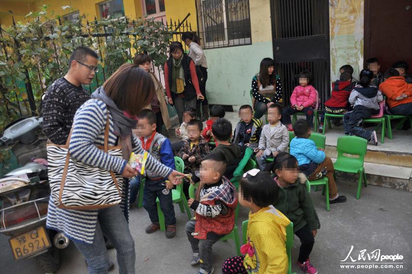 河南駐馬店市高新區一休幼兒園大門外聚集了數十位孩子家長,他們是來送孩子上學的,可是幼兒園大門卻被兩輛面包車里外堵死。周一一大早就遇到這事,不少家長特意給單位請假替孩子討要說法。