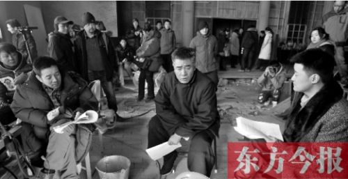 導(dǎo)演安建（左）、主演陳寶國(guó)等坐在一起說戲