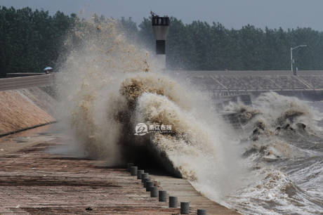 浙江海寧錢塘因超級月亮現壯觀交叉潮