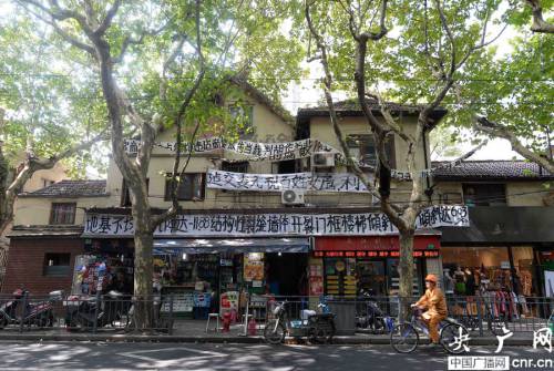 上海小區掛滿白色橫幅陰森如