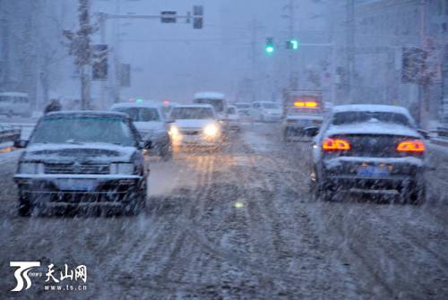 新疆塔城地區普降大雪 市民出行受阻
