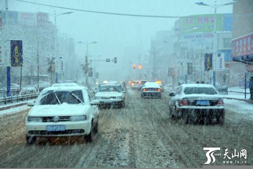 新疆塔城地區普降大雪 市民出行受阻