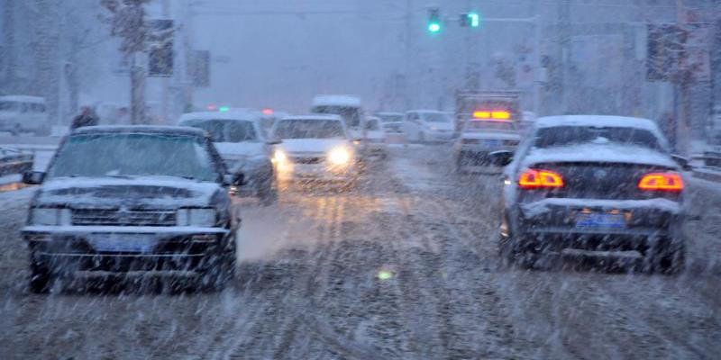 新疆塔城地區普降大雪 市民出行受阻