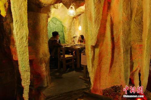 重慶現“溶洞”style火鍋館受追捧