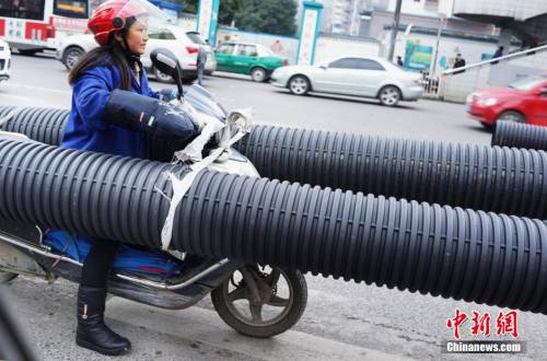 貴陽現最牛摩姐 載超長管穿梭車流