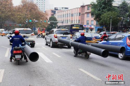 貴陽現最牛摩姐 載超長管穿梭車流