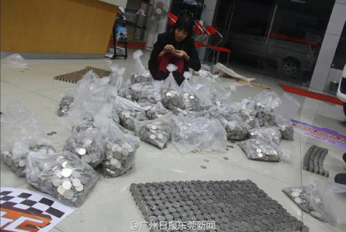 男子提半噸硬幣買車 工作人員數到手軟