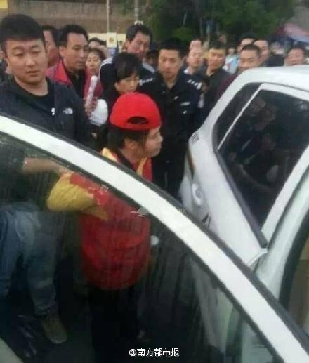 女子過路闖紅燈遭協管員鐵錘爆頭