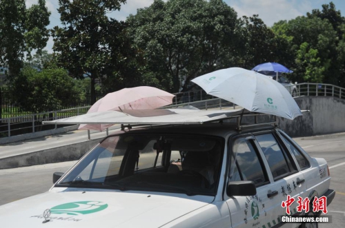 杭州一駕校現(xiàn)遮陽(yáng)新招 教練車車頂撐傘