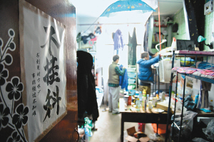 寢室門上的招貼表達了學(xué)生們的愿望，其實不逃課、少逃課才是不掛科的保證