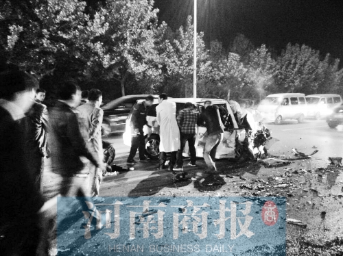 慘劇現(xiàn)場(chǎng)，眾人紛紛上前施救，有人拉住變形的車門，為傷者爭(zhēng)取救援時(shí)間