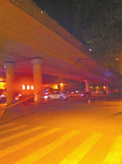 鄭州立交橋百米護(hù)欄墜落砸傷3人 經(jīng)查系被出租車(chē)撞下