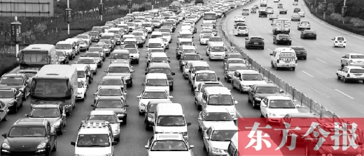 21日，鄭州市中州大道，大量擁堵的汽車將寬寬的道路變成“停車場”