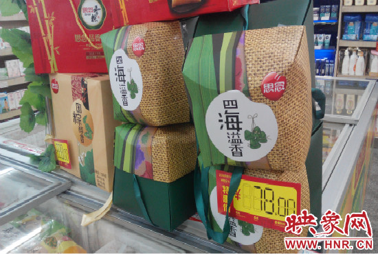 今年商場(chǎng)里的散裝、袋裝粽子多了，盒裝粽子的售價(jià)也更加親民。