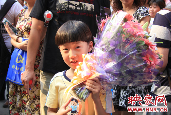 杜澤一直在考點(diǎn)門口等待表姐走出考場(chǎng)。