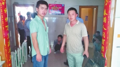 在吳文舉老師的幫助下，王強強（左）從傳銷窩點成功脫險。