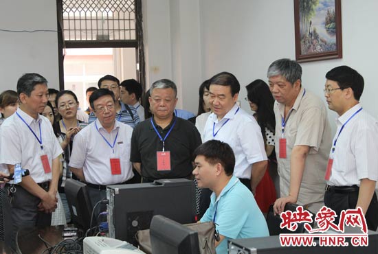 在評卷質(zhì)檢組,工作人員介紹說,今年有四級質(zhì)檢(即小組質(zhì)檢、題組質(zhì)檢、學科質(zhì)檢、省質(zhì)檢),確保嚴把質(zhì)量