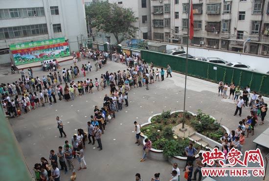 報名現場從一大早便已排起了長龍。