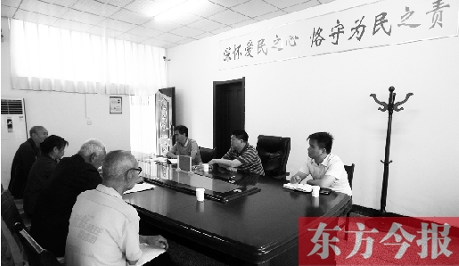 6月16日，幾位蘭考市民在向縣委副書記毛衛豐反映問題。