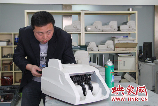 陸涌每天的工作就是和機器“談心”、發(fā)現(xiàn)故障、修好它們。