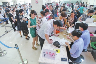6月30日上午9時20分，鄭州市公安局出入境管理處辦事大廳內擠滿前來辦理護照、簽證的群眾。