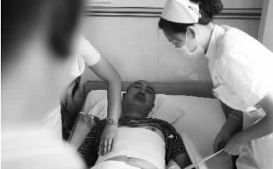 昨天，鄭州市第一人民醫(yī)院，被打傷的鄭州管城區(qū)執(zhí)法隊員唐建偉在接受治療。
