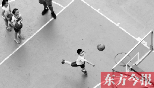 7月2日，河南工業(yè)大學(xué)籃球場內(nèi)，幾名孩子正在接受籃球訓(xùn)練